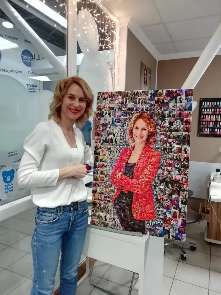 Сотрудница рядом с фотомозаикой-портретом