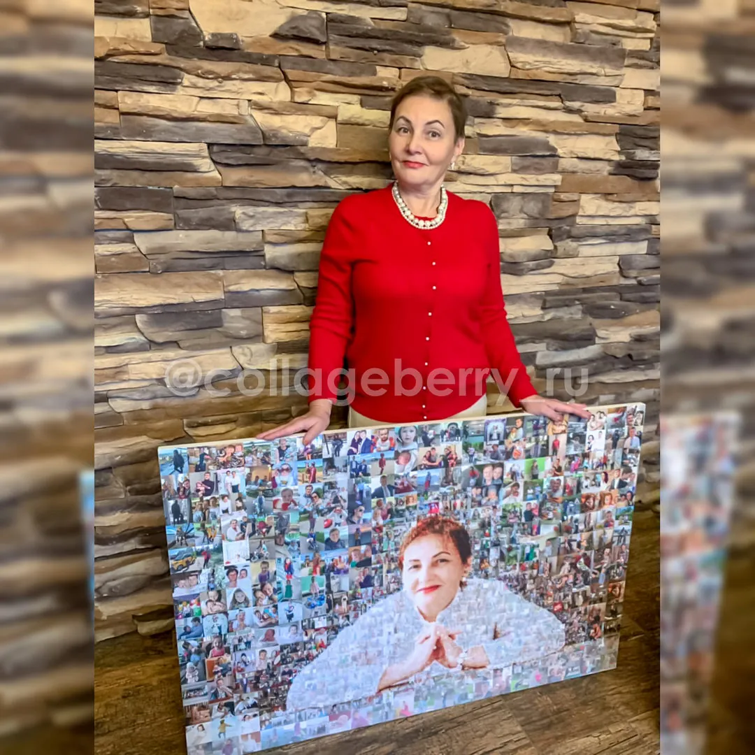 Женщина рядом со своим портретом из семейных фотографий